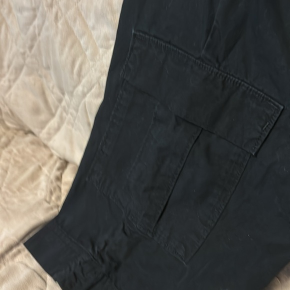 Black cotton Eddie Bauer capris. - Picture 3 of 4